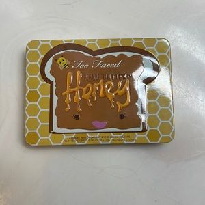 TOO FACED PEANUT BUTTER AND HONEY PALLET!!
